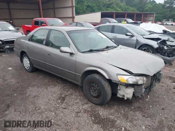 1998 Toyota Camry LE z VIN 4T1BG22KXWU202064, wystawiony jako IAAI lot #42294073 z przebiegiem 245 032 mil mil oraz . Historia ofert i sprzedaży dostępna na DreamBid. Obrazek 1.