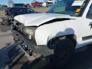 2005 Chevrolet Silverado 1500 Work Truck z VIN 2GCEK19V851367356, wystawiony jako IAAI lot #41448496 z przebiegiem 185 625 mil mil oraz . Historia ofert i sprzedaży dostępna na DreamBid. Obrazek 18.