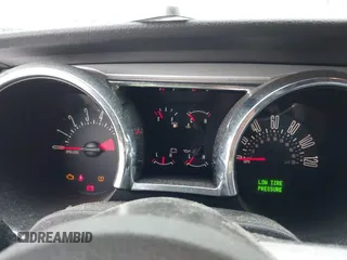 2008 Ford Mustang Deluxe z VIN 1ZVHT80N585103088, wystawiony jako IAAI lot #42473802 z przebiegiem 108 155 mil mil oraz . Historia ofert i sprzedaży dostępna na DreamBid. Obrazek 7.