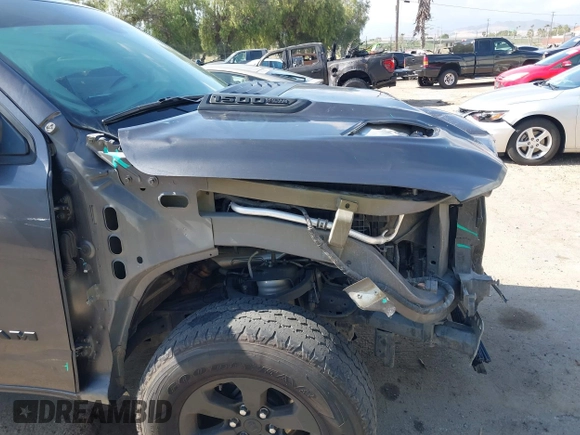 2019 Ram 1500 Rebel z VIN 1C6SRFLT2KN696557, wystawiony jako IAAI lot #42110931 z przebiegiem 81 372 mil mil oraz . Historia ofert i sprzedaży dostępna na DreamBid. Obrazek 19.