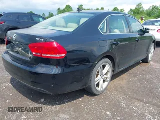 2014 Volkswagen Passat SE z VIN 1VWBT7A38EC039956, wystawiony jako IAAI lot #42479286 z przebiegiem 157 579 mil mil oraz . Historia ofert i sprzedaży dostępna na DreamBid. Obrazek 4.