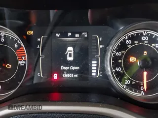 2016 Jeep Cherokee Latitude z VIN 1C4PJMCB5GW296303, wystawiony jako IAAI lot #42135490 z przebiegiem 136 503 mil mil oraz . Historia ofert i sprzedaży dostępna na DreamBid. Obrazek 7.