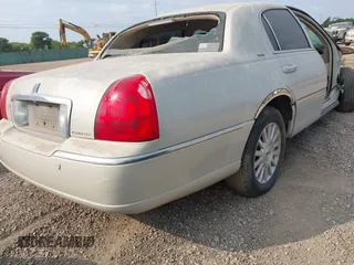 2004 Lincoln Town Car Ultimate z VIN 1LNHM83W44Y661605, wystawiony jako IAAI lot #42272891 z przebiegiem Nie podano mil oraz . Historia ofert i sprzedaży dostępna na DreamBid. Obrazek 4.