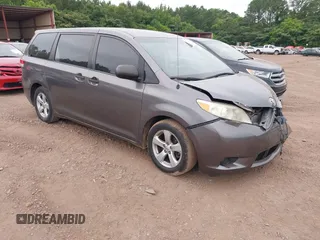 2014 Toyota Sienna L z VIN 5TDZK3DC8ES470837, wystawiony jako IAAI lot #42426844 z przebiegiem 302 661 mil mil oraz . Historia ofert i sprzedaży dostępna na DreamBid. Obrazek 1.