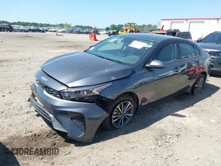 2024 Kia Forte LXS z VIN 3KPF24AD1RE758950, wystawiony jako IAAI lot #42102949 z przebiegiem 17 716 mil mil oraz . Historia ofert i sprzedaży dostępna na DreamBid. Obrazek 2.