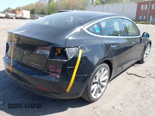 2018 Tesla Model 3 Long Range Battery z VIN 5YJ3E1EB6JF086612, wystawiony jako IAAI lot #42149440 z przebiegiem 101 170 mil mil oraz . Historia ofert i sprzedaży dostępna na DreamBid. Obrazek 4.