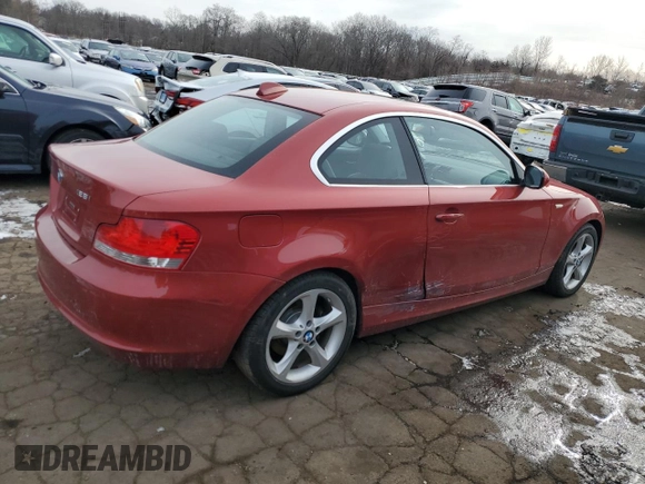 2011 BMW 1 Series 128i z VIN WBAUP9C52BVL89574, wystawiony jako Copart lot #43713545 z przebiegiem 121 819 mil mil oraz Szkody całkowita. Historia ofert i sprzedaży dostępna na DreamBid. Obrazek 3.