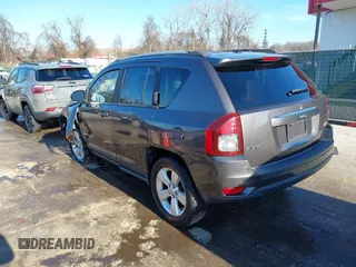 2015 Jeep Compass Latitude z VIN 1C4NJDEBXFD217691, wystawiony jako IAAI lot #41650350 z przebiegiem 68 366 mil mil oraz . Historia ofert i sprzedaży dostępna na DreamBid. Obrazek 3.