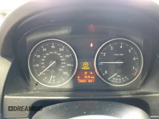 2014 BMW X1 xDrive28i z VIN WBAVL1C5XEVR95162, wystawiony jako Copart lot #55218125 z przebiegiem 108 658 mil mil oraz Szkody całkowita. Historia ofert i sprzedaży dostępna na DreamBid. Obrazek 9.