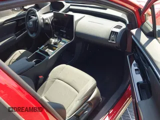 2023 Toyota bZ4X XLE z VIN JTMAAAAA6PA000832, wystawiony jako IAAI lot #41969455 z przebiegiem 47 239 mil mil oraz . Historia ofert i sprzedaży dostępna na DreamBid. Obrazek 5.