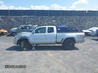 2006 Toyota Tacoma with VIN 5TEUU42N46Z286272, listed as a IAAI auction lot 41518642 with 243,142 mi miles. Bid and sale history available at carsss.com. Image 14.