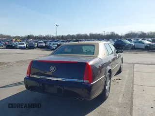 2008 Cadillac DTS 1SC z VIN 1G6KD57Y48U182797, wystawiony jako IAAI lot #41950105 z przebiegiem 96 274 mil mil oraz . Historia ofert i sprzedaży dostępna na DreamBid. Obrazek 4.