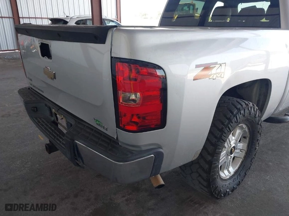 2010 Chevrolet Silverado 1500 LT with VIN 3GCRKSE31AG258718, listed as a IAAI auction lot 42061306 with 220,656 mi miles. Bid and sale history available at carsss.com. Image 18.