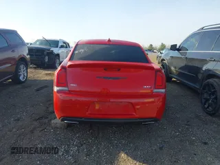 2017 Chrysler 300 S z VIN 2C3CCAGG8HH604064, wystawiony jako IAAI lot #42084697 z przebiegiem 101 699 mil mil oraz . Historia ofert i sprzedaży dostępna na DreamBid. Obrazek 16.
