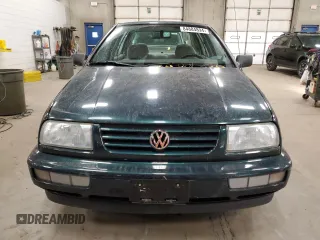 1998 Volkswagen Jetta z VIN 3VWSA81H5WM126169, wystawiony jako Copart lot #84884894 z przebiegiem 32 759 mil mil oraz Czysty tytuł • Clean title. Historia ofert i sprzedaży dostępna na DreamBid. Obrazek 5.
