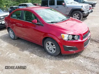 2015 Chevrolet Sonic LT z VIN 1G1JC5SH2F4151136, wystawiony jako IAAI lot #42384412 z przebiegiem 135 942 mil mil oraz . Historia ofert i sprzedaży dostępna na DreamBid. Obrazek 1.