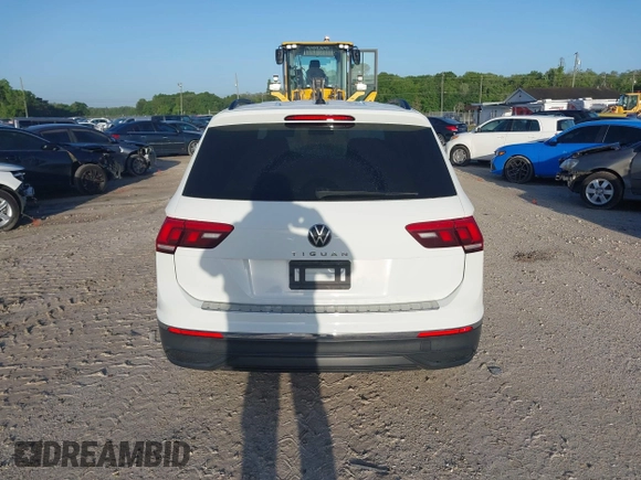 2022 Volkswagen Tiguan S z VIN 3VV1B7AX0NM126321, wystawiony jako IAAI lot #41939646 z przebiegiem 62 309 mil mil oraz . Historia ofert i sprzedaży dostępna na DreamBid. Obrazek 16.