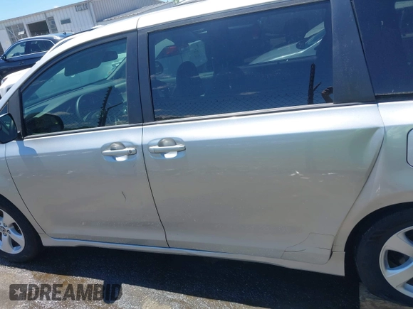 2020 Toyota Sienna LE Auto Access Seat с VIN 5TDKZ3DC3LS053328, выставлен на аукционе IAAI как лот 42184135 с пробегом 65 300 миль миль и . История ставок и продаж доступна на DreamBid. Изображение 14.