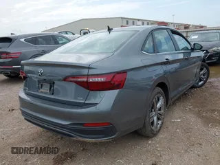 2024 Volkswagen Jetta SE z VIN 3VW7M7BU9RM011999, wystawiony jako IAAI lot #42697218 z przebiegiem 47 078 mil mil oraz . Historia ofert i sprzedaży dostępna na DreamBid. Obrazek 4.