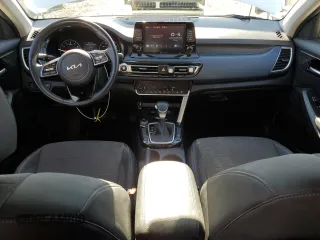 2023 Kia Seltos S z VIN KNDEU2AA5P7384758, wystawiony jako Copart lot #43904855 z przebiegiem 48 559 mil mil oraz Szkoda całkowita • Salvage title. Historia ofert i sprzedaży dostępna na DreamBid. Obrazek 8.