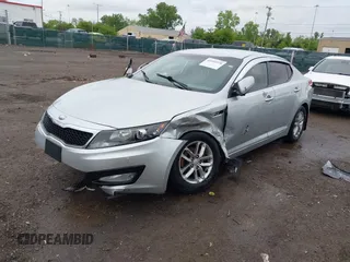2013 Kia Optima LX z VIN KNAGM4A75D5431221, wystawiony jako IAAI lot #42244970 z przebiegiem 138 157 mil mil oraz . Historia ofert i sprzedaży dostępna na DreamBid. Obrazek 2.