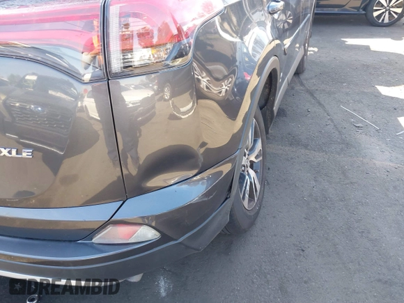 2018 Toyota RAV4 XLE z VIN JTMWFREV4JJ168138, wystawiony jako IAAI lot #41845337 z przebiegiem 122 509 mil mil oraz . Historia ofert i sprzedaży dostępna na DreamBid. Obrazek 12.