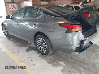 2025 Nissan Altima SV with VIN 1N4BL4DW2SN351266, listed as a IAAI auction lot 41869361 with 8,698 mi miles and . Bid and sale history available at DreamBid. Image 3.