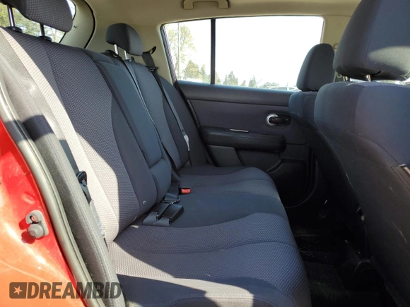 2009 Nissan Versa S z VIN 3N1BC13E19L410760, wystawiony jako Copart lot #55303895 z przebiegiem 84 014 mil mil oraz Szkoda całkowita • Salvage title. Historia ofert i sprzedaży dostępna na DreamBid. Obrazek 10.