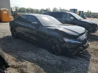 2024 Volvo S60 Plus Black Edition z VIN 7JRL12TH3RG308082, wystawiony jako Copart lot #60137305 z przebiegiem 33 904 mil mil oraz Szkoda całkowita • Salvage title. Historia ofert i sprzedaży dostępna na DreamBid. Obrazek 4.