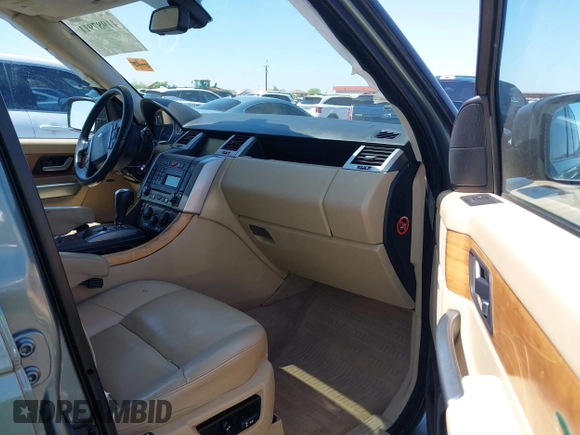 2007 Land Rover Range Rover Sport HSE z VIN SALSK25487A994145, wystawiony jako IAAI lot #41987911 z przebiegiem 217 595 mil mil oraz . Historia ofert i sprzedaży dostępna na DreamBid. Obrazek 5.