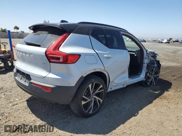 2021 Volvo XC40 R-Design z VIN YV4AC2HM4M2481361, wystawiony jako Copart lot #60087734 z przebiegiem 28 807 mil mil oraz Szkoda całkowita • Salvage title. Historia ofert i sprzedaży dostępna na DreamBid. Obrazek 3.