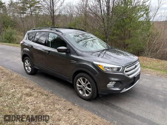 2018 Ford Escape SE z VIN 1FMCU9GD9JUB85704, wystawiony jako Copart lot #57363735 z przebiegiem 136 440 mil mil oraz Czysty tytuł • Clean title. Historia ofert i sprzedaży dostępna na DreamBid. Obrazek 1.