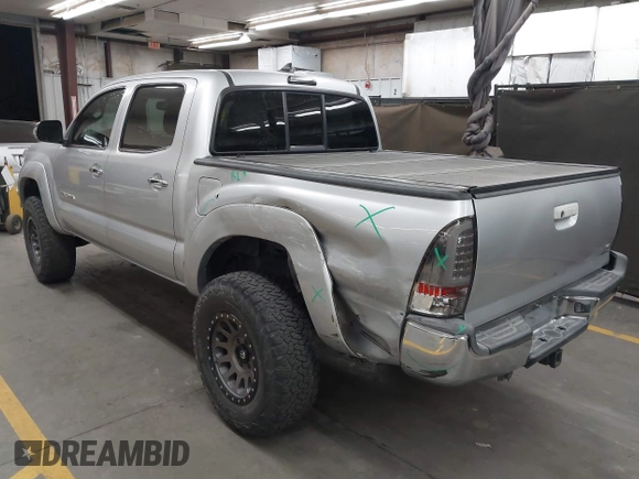 2013 Toyota Tacoma z VIN 3TMLU4EN0DM123507, wystawiony jako IAAI lot #42691592 z przebiegiem 100 894 mil mil oraz . Historia ofert i sprzedaży dostępna na DreamBid. Obrazek 3.