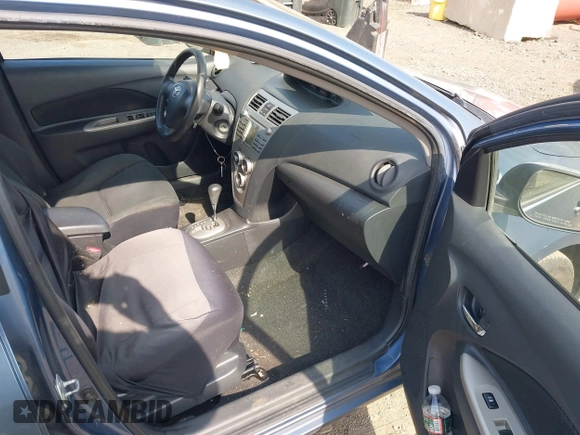 2009 Toyota Yaris z VIN JTDBT903394041534, wystawiony jako IAAI lot #41765943 z przebiegiem 148 100 mil mil oraz . Historia ofert i sprzedaży dostępna na DreamBid. Obrazek 5.