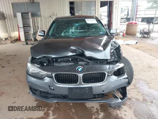 2016 BMW 3 Series 320i z VIN WBA8A9C54GK617747, wystawiony jako IAAI lot #42342518 z przebiegiem Nie podano mil oraz . Historia ofert i sprzedaży dostępna na DreamBid. Obrazek 6.