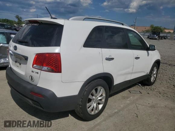 2011 Kia Sorento EX z VIN 5XYKUDA22BG062985, wystawiony jako Copart lot #56215815 z przebiegiem 118 109 mil mil oraz Czysty tytuł • Clean title. Historia ofert i sprzedaży dostępna na DreamBid. Obrazek 3.
