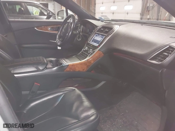 2019 Lincoln Nautilus Reserve with VIN 2LMPJ8LP4KBL25142, listed as a IAAI auction lot 41340444 with 105,757 mi miles. Bid and sale history available at carsss.com. Image 5.