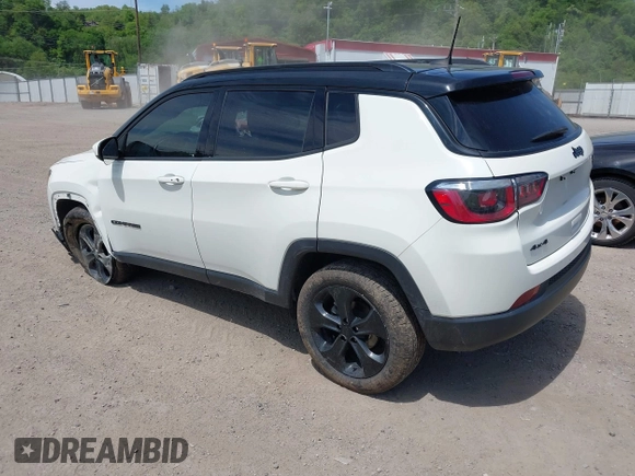 2019 Jeep Compass Latitude z VIN 3C4NJDBB1KT629829, wystawiony jako IAAI lot #42244638 z przebiegiem 111 566 mil mil oraz . Historia ofert i sprzedaży dostępna na DreamBid. Obrazek 3.