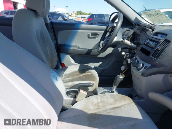 2009 Hyundai Elantra SE z VIN KMHDU46D39U670425, wystawiony jako IAAI lot #42094937 z przebiegiem 174 545 mil mil oraz . Historia ofert i sprzedaży dostępna na DreamBid. Obrazek 5.