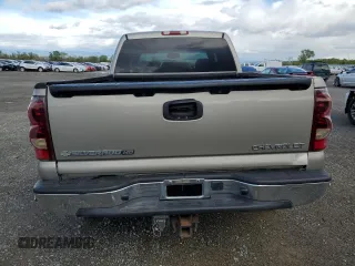 2003 Chevrolet Silverado 1500HD LS z VIN 1GCGK13U63F131030, wystawiony jako Copart lot #51332975 z przebiegiem 219 366 mil mil oraz Szkoda całkowita • Salvage title. Historia ofert i sprzedaży dostępna na DreamBid. Obrazek 6.