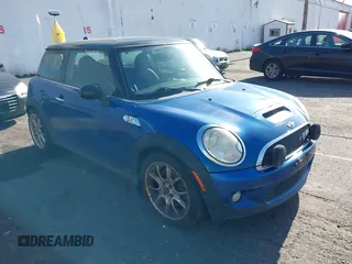 2008 MINI Hardtop S z VIN WMWMF735X8TT92234, wystawiony jako IAAI lot #42409055 z przebiegiem 115 618 mil mil oraz . Historia ofert i sprzedaży dostępna na DreamBid. Obrazek 1.