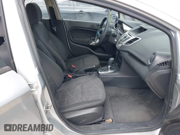 2013 Ford Fiesta SE z VIN 3FADP4BJ3DM207999, wystawiony jako IAAI lot #41880992 z przebiegiem 133 443 mil mil oraz . Historia ofert i sprzedaży dostępna na DreamBid. Obrazek 5.