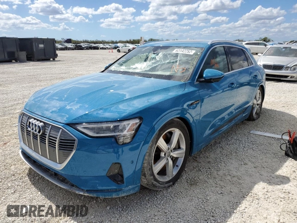 2019 Audi e-tron Premium Plus z VIN WA1LAAGE0KB013270, wystawiony jako Copart lot #63142252 z przebiegiem Nie podano mil oraz . Historia ofert i sprzedaży dostępna na DreamBid. Obrazek 2.