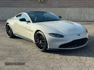 2023 Aston Martin Vantage z VIN SCFSMGAW6PGN07660, wystawiony jako Copart lot #55356015 z przebiegiem 3665 mil mil oraz Szkody całkowita. Historia ofert i sprzedaży dostępna na DreamBid. Obrazek 1.