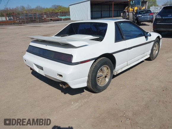 1986 Pontiac Fiero z VIN 1G2PF3790GP231392, wystawiony jako IAAI lot #41870267 z przebiegiem 156 718 mil mil oraz . Historia ofert i sprzedaży dostępna na DreamBid. Obrazek 4.