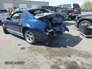 2002 Ford Mustang GT Deluxe z VIN 1FAFP42X12F191957, wystawiony jako IAAI lot #42021857 z przebiegiem Nie podano mil oraz . Historia ofert i sprzedaży dostępna na DreamBid. Obrazek 3.
