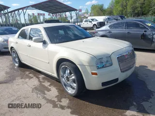 2006 Chrysler 300 z VIN 2C3LA43R46H526961, wystawiony jako IAAI lot #42035557 z przebiegiem 104 135 mil mil oraz . Historia ofert i sprzedaży dostępna na DreamBid. Obrazek 1.