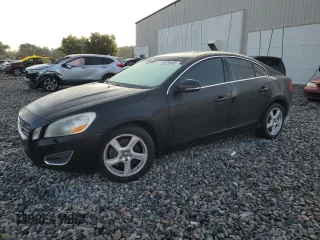 2013 Volvo S60 T5 Premier z VIN YV1612FS0D1205906, wystawiony jako Copart lot #59785625 z przebiegiem 142 512 mil mil oraz Czysty tytuł • Clean title. Historia ofert i sprzedaży dostępna na DreamBid. Obrazek 1.