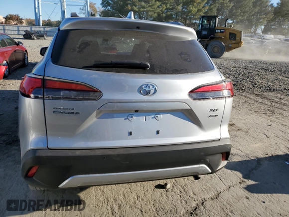 2022 Toyota Corolla Cross XLE z VIN 7MUDAABG2NV043649, wystawiony jako Copart lot #76577044 z przebiegiem 9 495 mil mil oraz Szkoda całkowita • Salvage title. Historia ofert i sprzedaży dostępna na DreamBid. Obrazek 6.