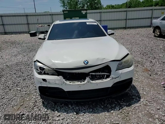 2015 BMW 7 Series 740Li z VIN WBAYE4C5XFD947323, wystawiony jako Copart lot #56962915 z przebiegiem 77 956 mil mil oraz Szkoda całkowita • Salvage title. Historia ofert i sprzedaży dostępna na DreamBid. Obrazek 13.